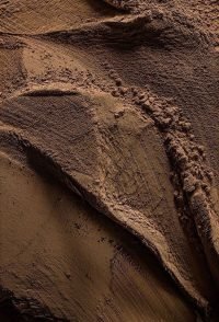 Dormir não é descansar: Por que você acorda cansado e como desligar o ‘ruído mental’ ao deitar.